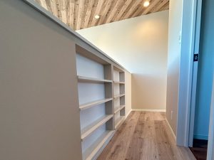 壁厚を利用した本棚