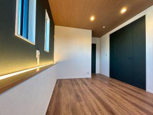 寝室ベッドサイドに間接照明